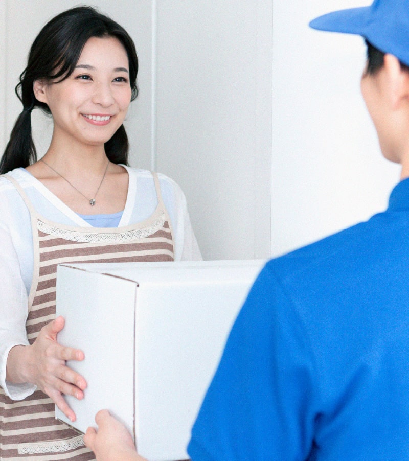 画像:荷物を渡すイメージ|迅速な郵送対応