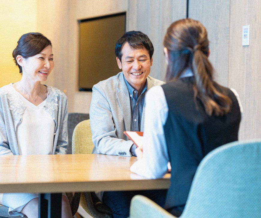 画像:夫婦が商談している様子|明瞭・安心な価格
